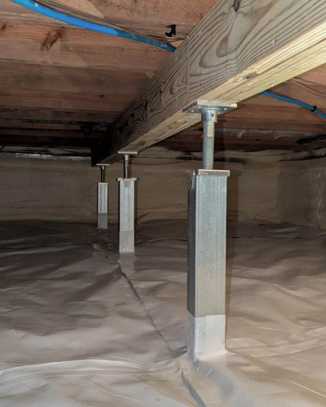 🏠📲This customer called about concerns with creaky floors, ceiling cracks, and separating floorboards. 

Our team installed a support jack system to permanently stabilize their foundation, problem solved from the ground up!💪

 #stabilization #structuralrepairs #foundationrepair